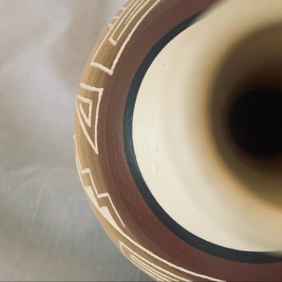 NAATSILID (NAVAJO) HAND CRAFTED POTTERY VASE - Picture 3 of 6